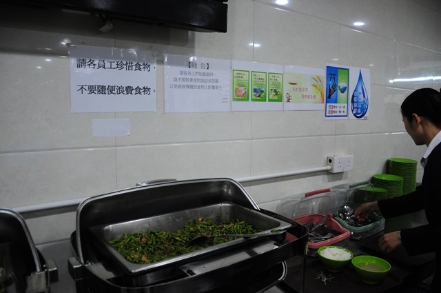 酒店員工餐廳張貼宣傳標語呼籲員工珍惜食物