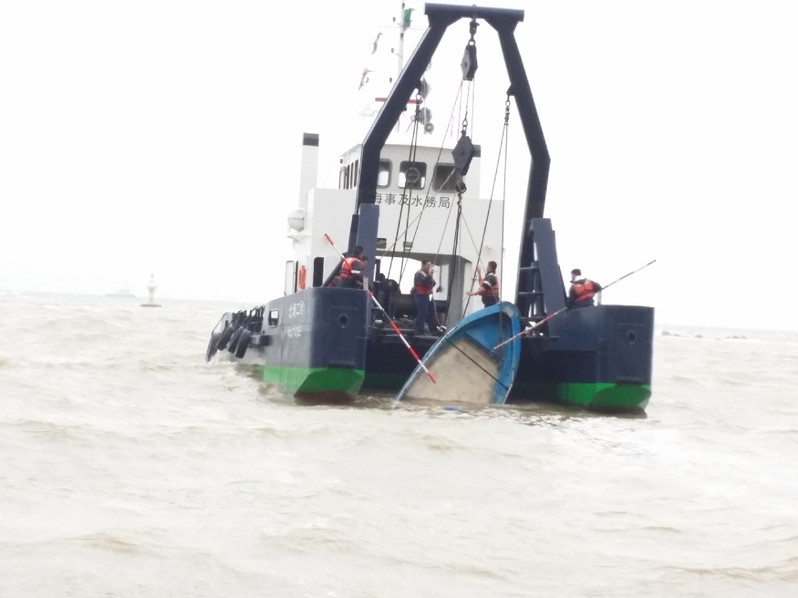 海事局吊起下沉小艇