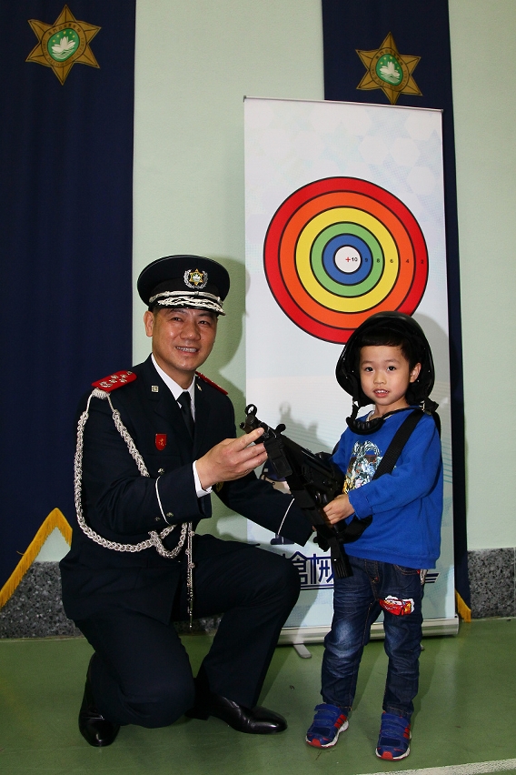 治安警察局局長與民同樂