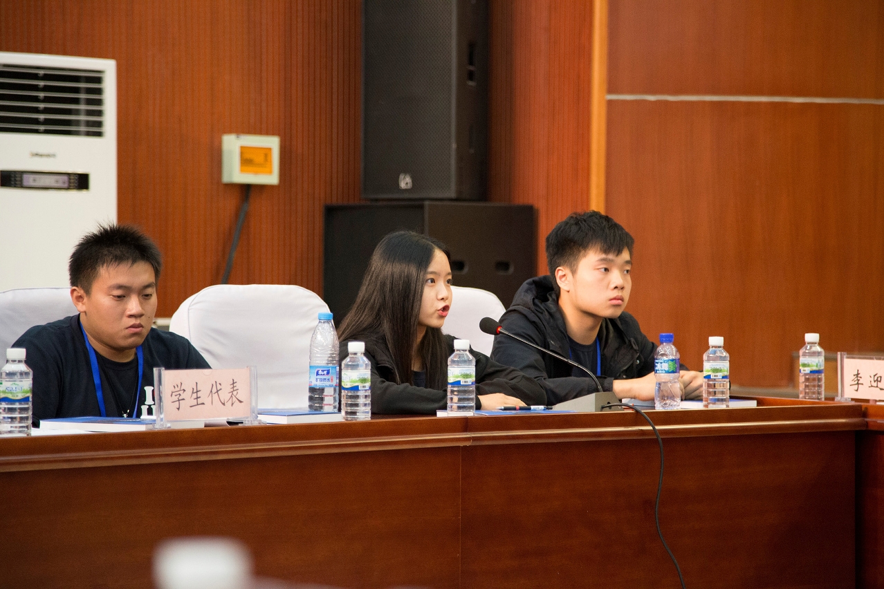 澳門學生代表於座談會中積極發問