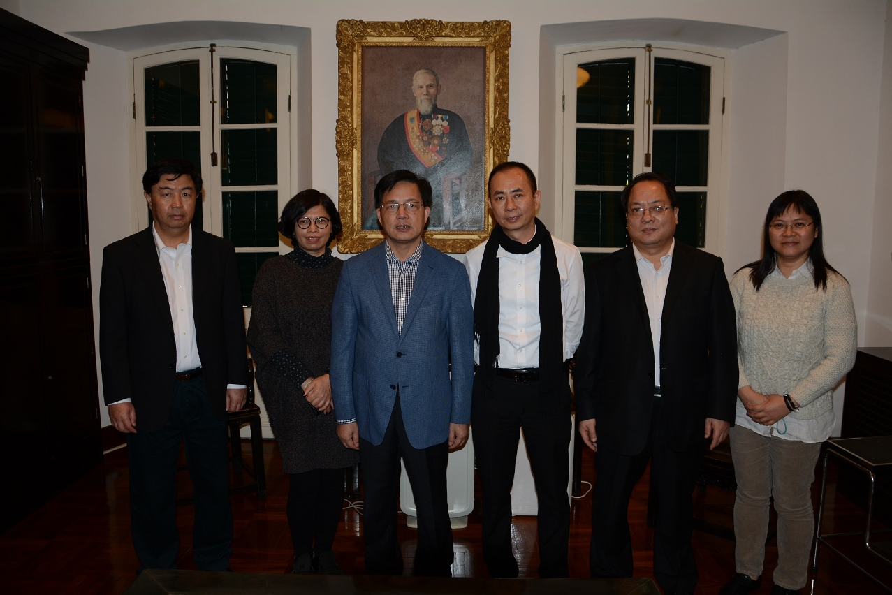 外交部駐澳特派員公署特派員胡正躍（左三）、副特派員蔡思平（左一）及潘雲東（右二）與文化局局長吳衛鳴（右三）、澳門中央圖書館館長鄧美蓮（左二）等於何東圖書館合影