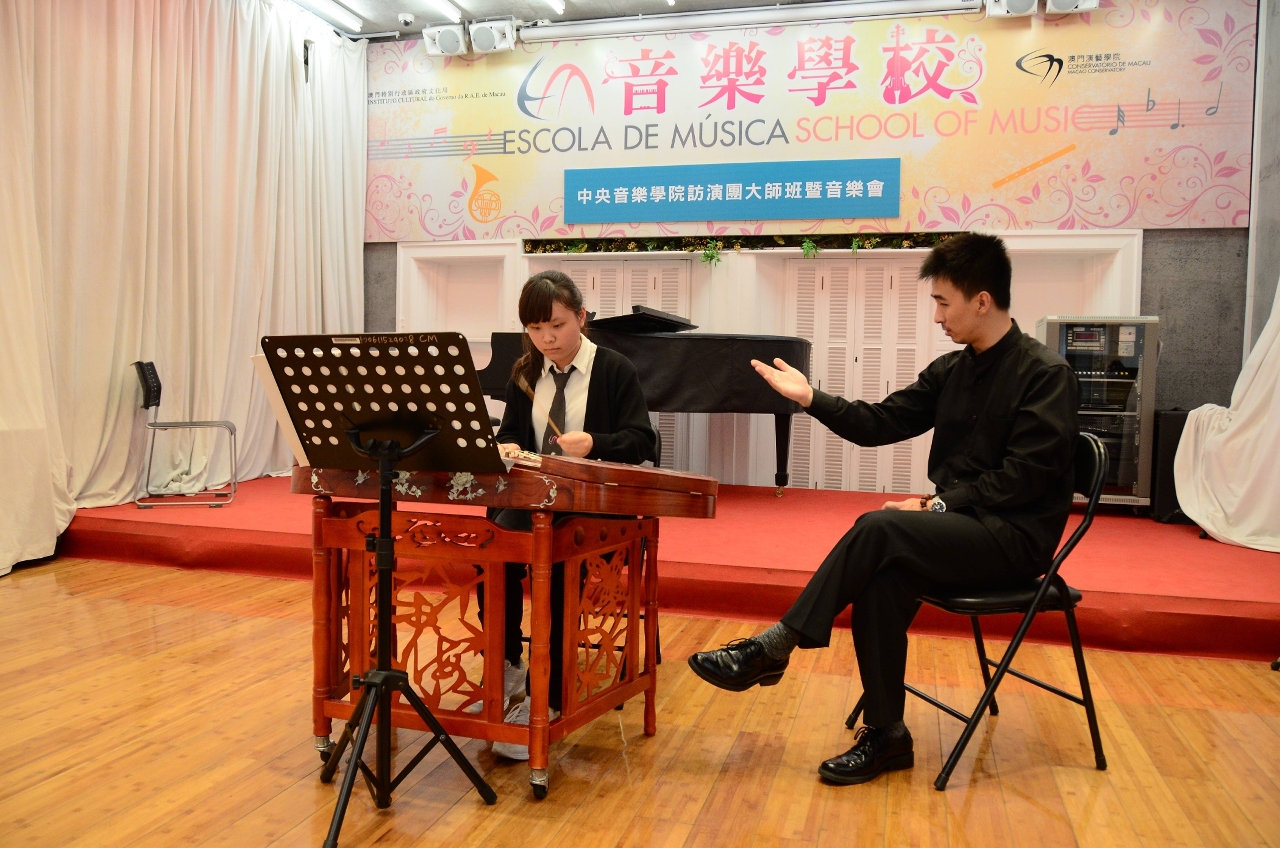 代表團為音樂學院學生辦大師班進行指導