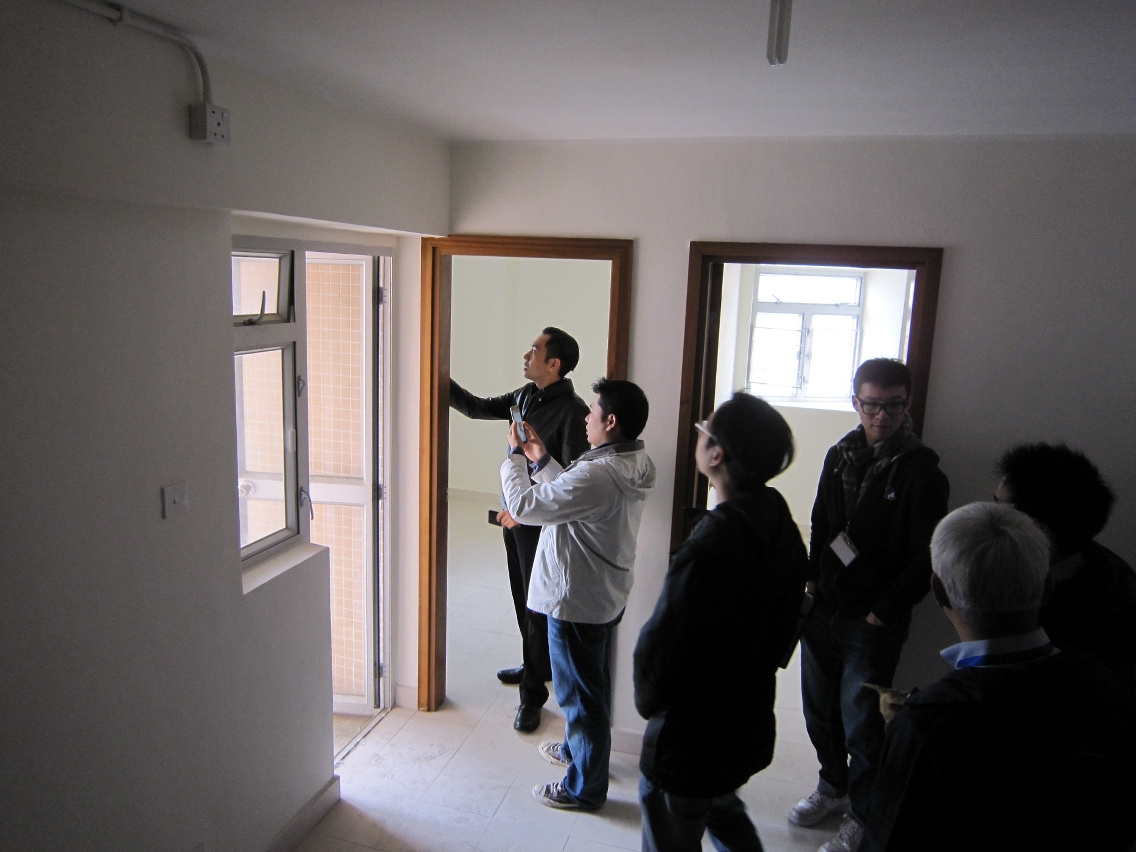 房屋局及建設辦人員就石排灣公屋質量問題到場抽檢了解