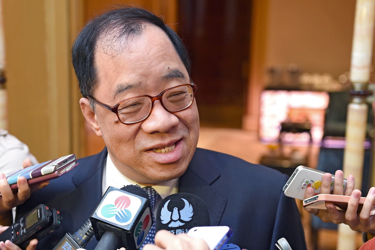經濟財政司司長譚伯源接受傳媒訪問