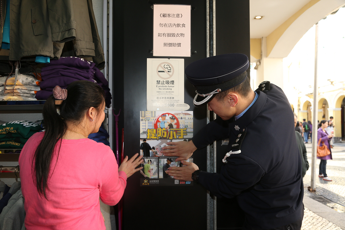 治安警到商戶宣傳防扒竊 (2)