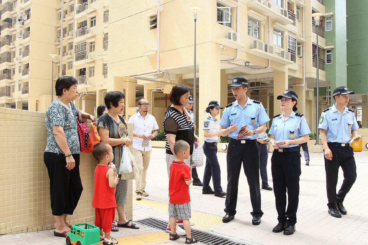 治安警向石排灣居民深入了解社區環境