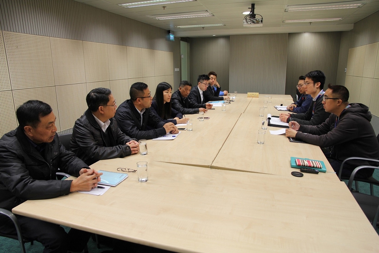 交通事務局人員與三巴代表協調新春期間的巴士安排