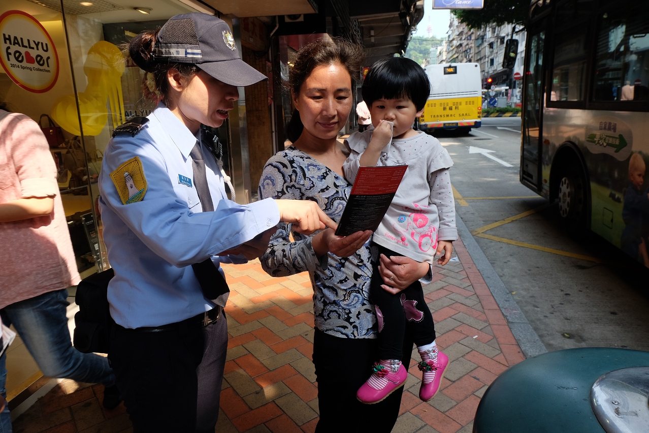 警員向市民講解防盜訊息