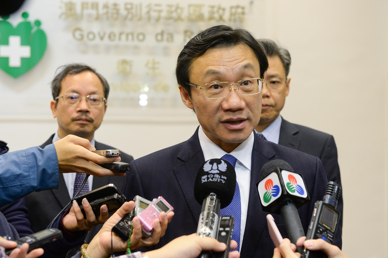 譚俊榮視察仁伯爵綜合醫院並與醫務人員座談
