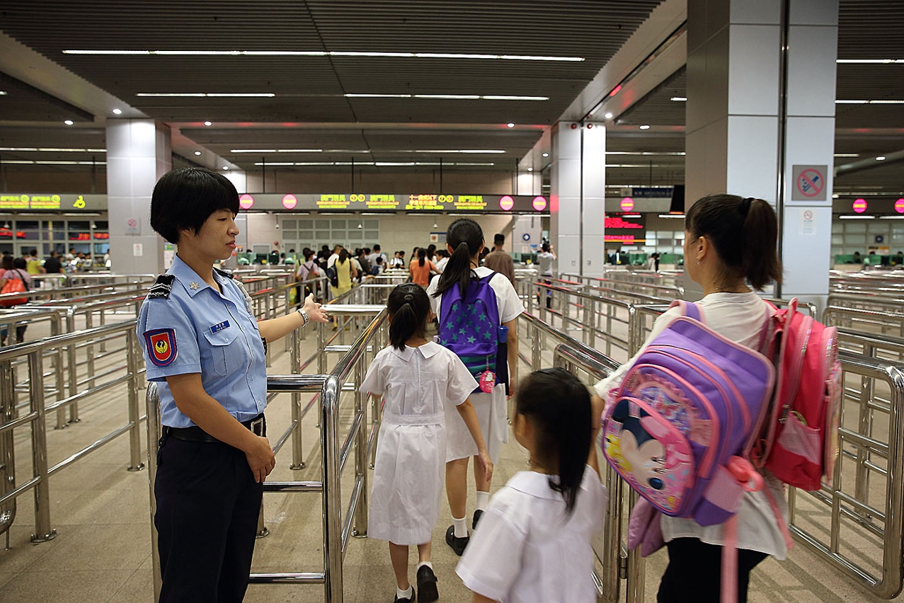 跨境學童在警員協助下有序通關