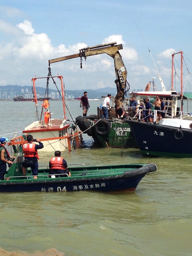 海事局船隻協助抽走漁船上的積水
