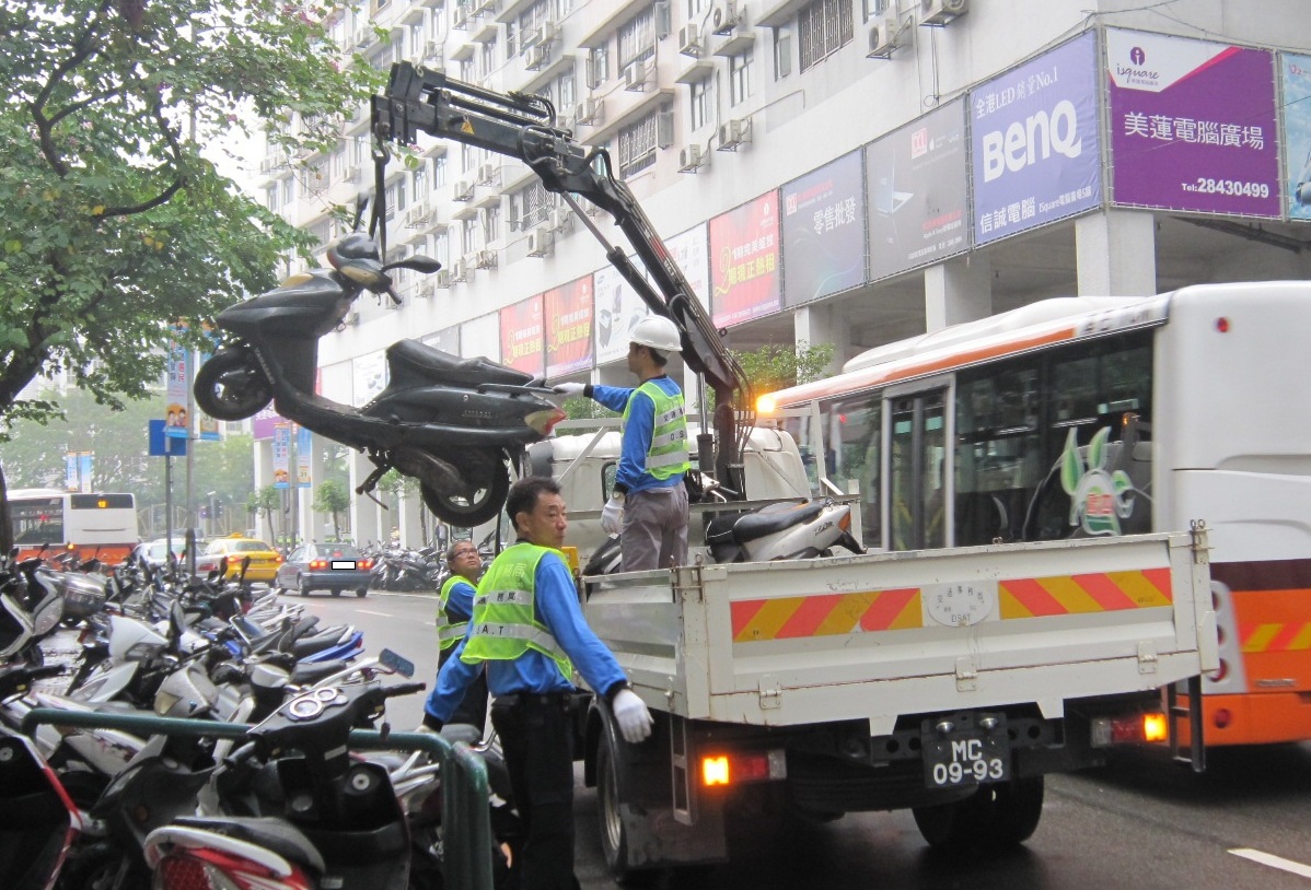 交通事務局去年協助處理了1,460多部棄置於公共道路的車輛