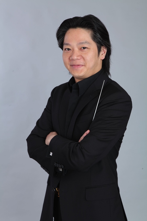音樂會由樂團助理指揮簡栢堅執捧