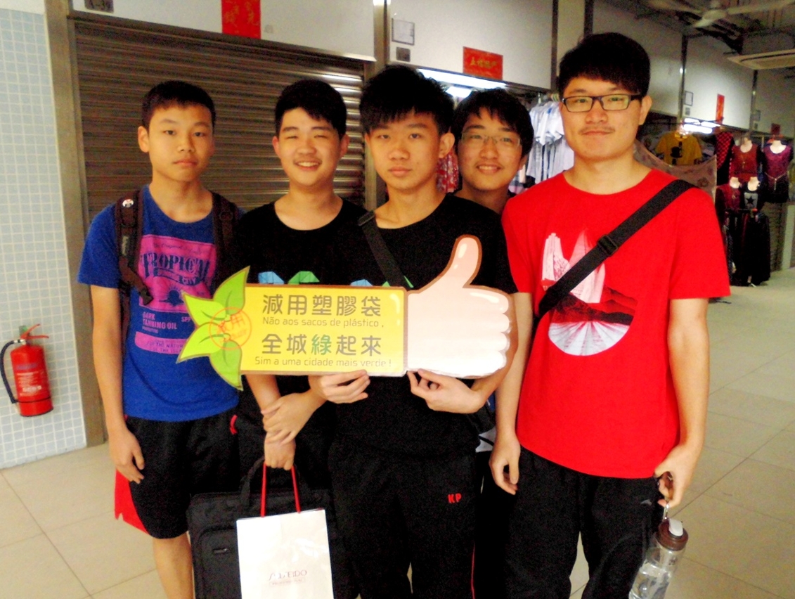 市民手持“減塑”宣傳標語拍照留念，以示加入“我撐減塑”之行列，表明“我撐減塑”的決心