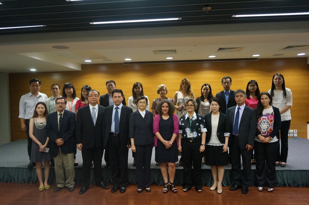 葡萄牙審計法院財務部總監Júlia Serrano (前排左六) 與學員