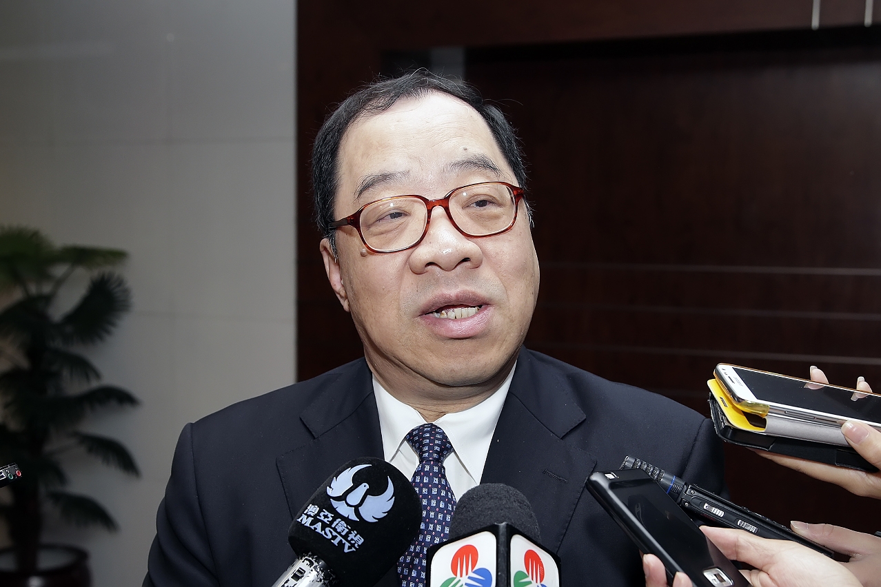 經濟財政司司長譚伯源接受傳媒訪問