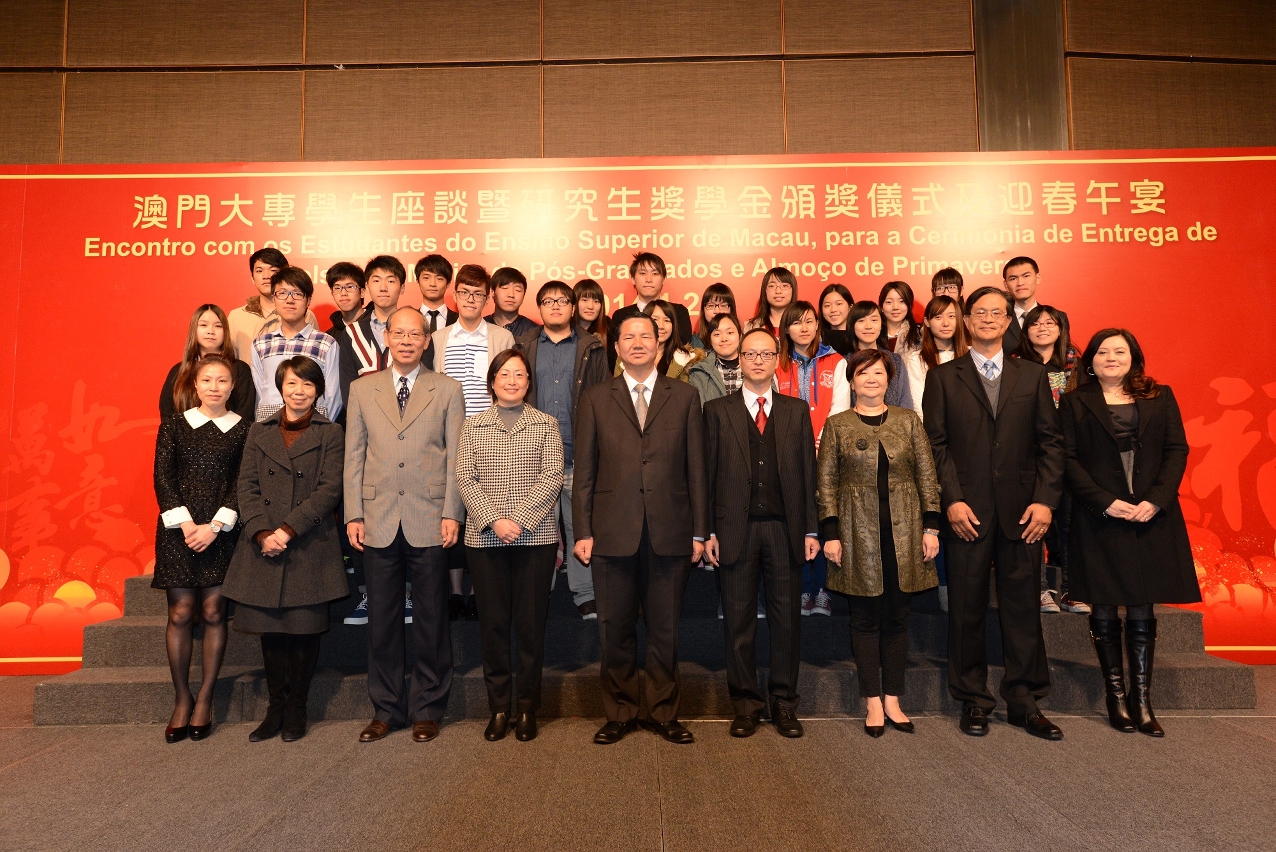 張裕、嘉賓與部分學生合照