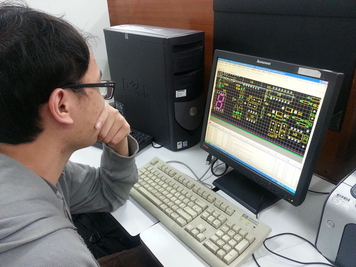 電子及通訊課程學員利用Altium Designer繪圖軟件進行電路板佈局、佈線的設計