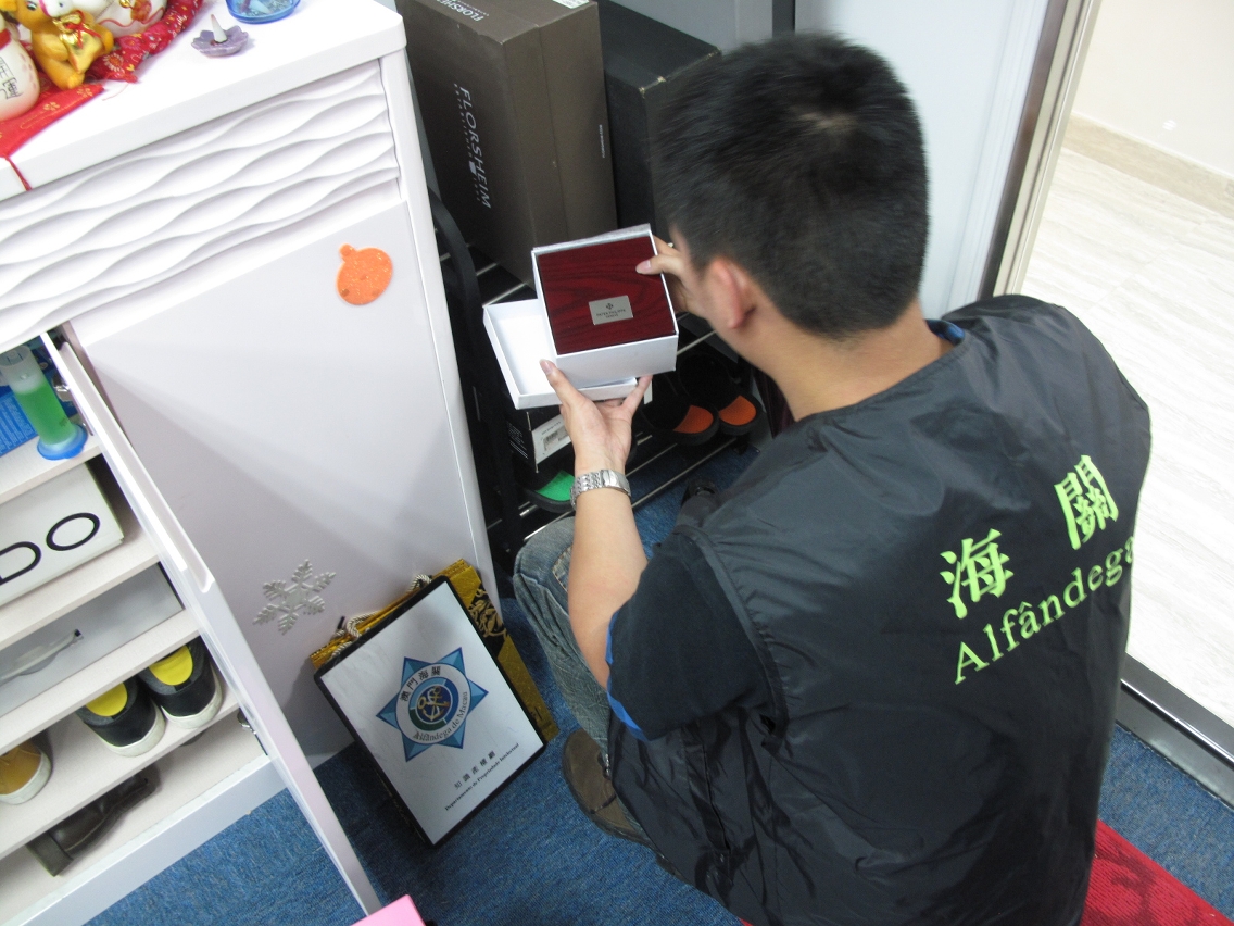 海關偵查人員在涉案網店實體舖位內進行搜證工作