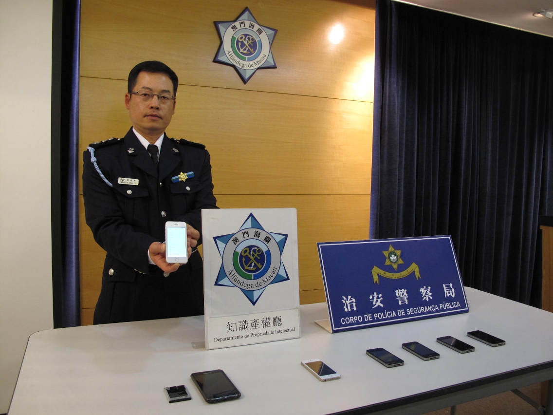 在嫌犯隨身物品中搜獲的假冒最新型號手提電話