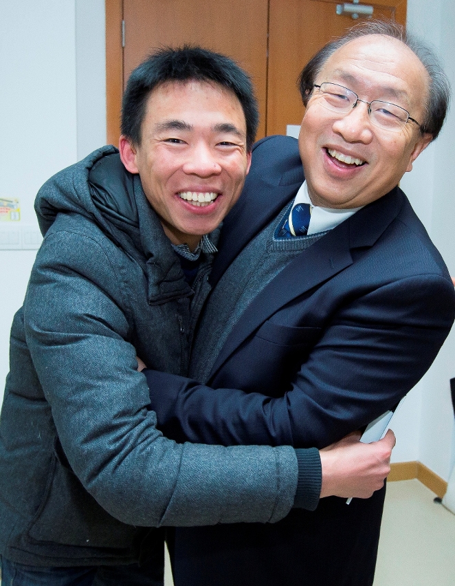 學生與趙偉擁抱