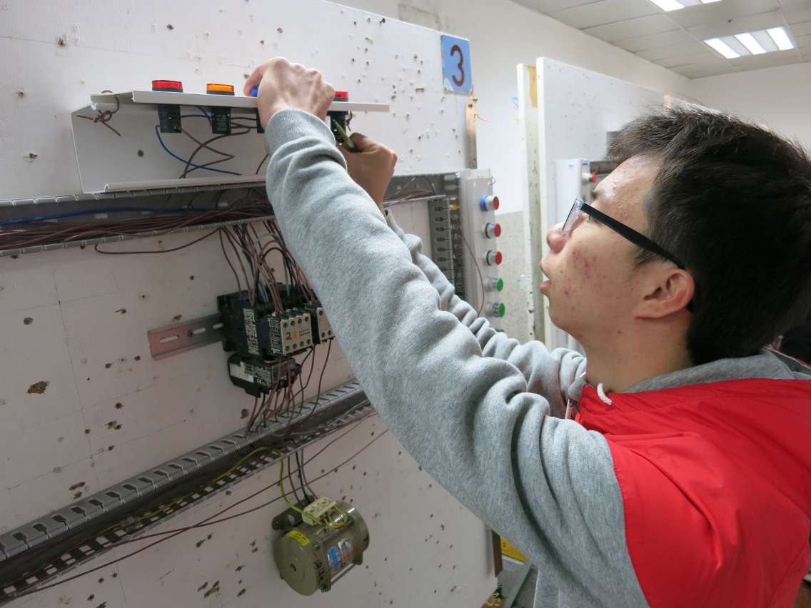 電氣裝置課程學員正進行電動機控制線路安裝