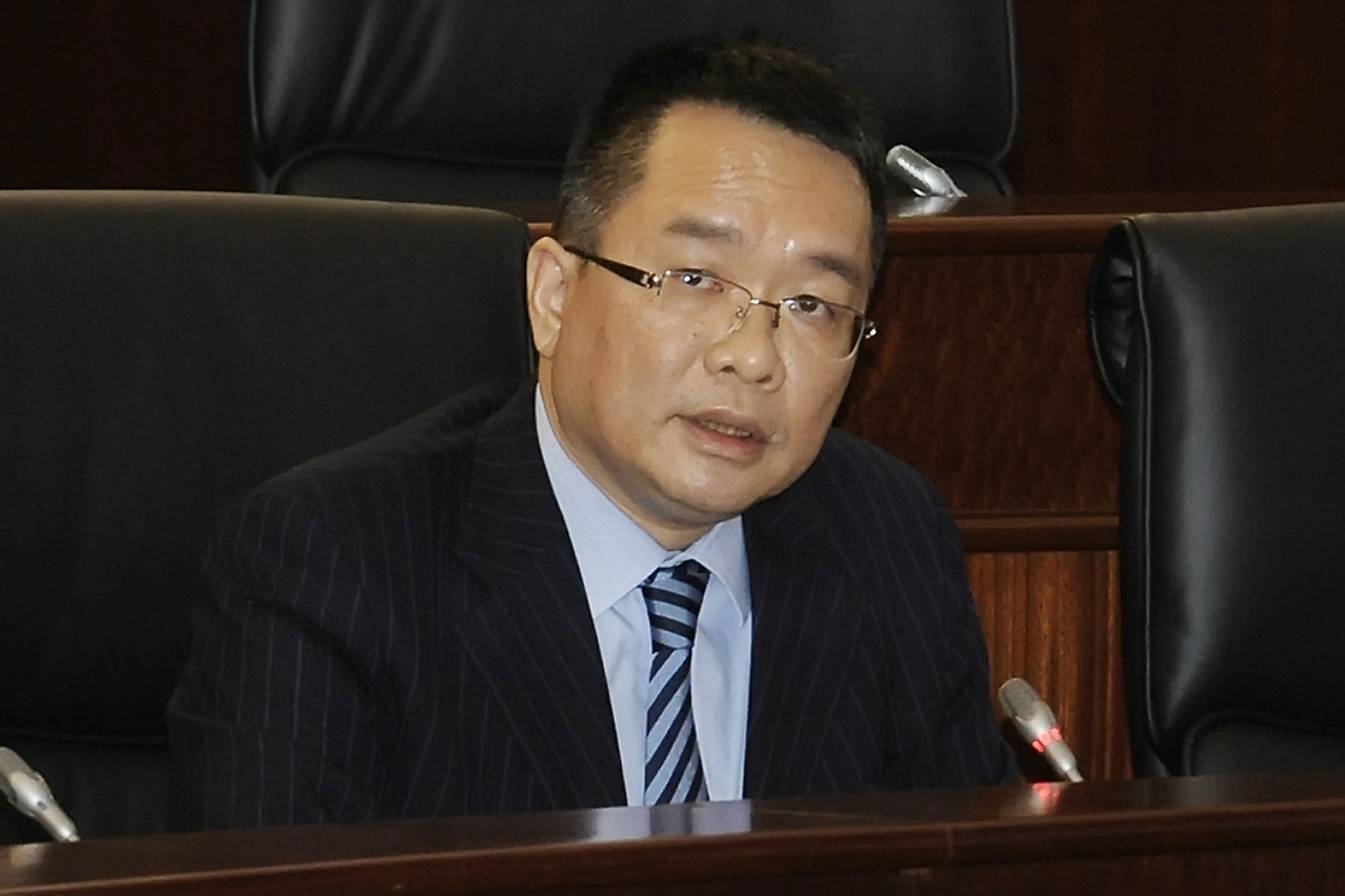 身兼政府助理發言人的新聞局局長陳致平列席立法會全體會議，回覆議員的口頭質詢。