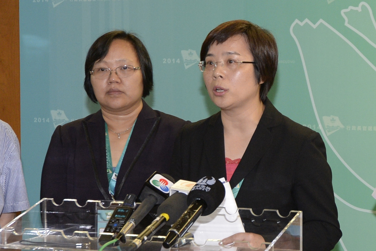 行政長官選舉管理委員會主席宋敏莉向傳媒介紹至中午為止的投票站運作情況