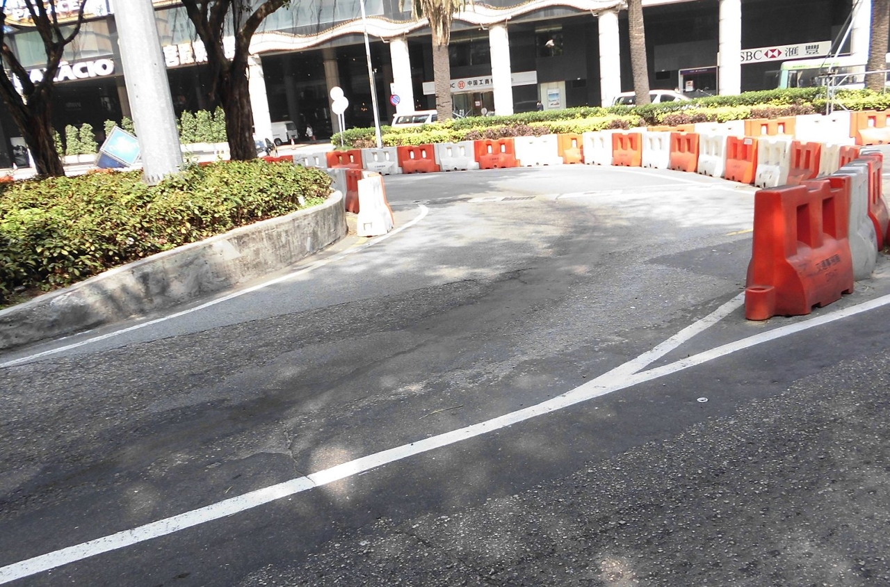 仙德麗街行車路面有不同程度損毀