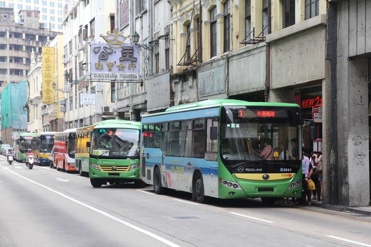 政府擬透過分流措施改善新馬路營地大街站的巴士靠站和候車秩序