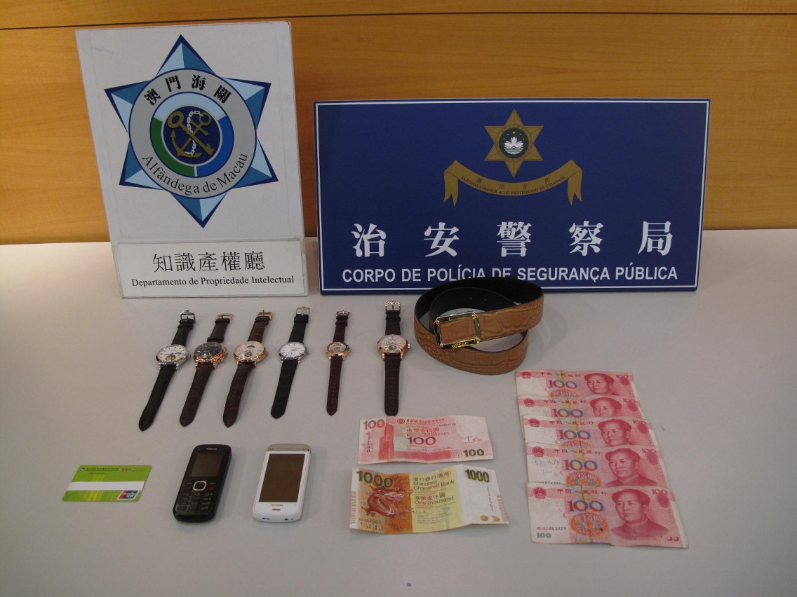 在兩嫌犯身上搜獲的侵權手錶及隨身物品