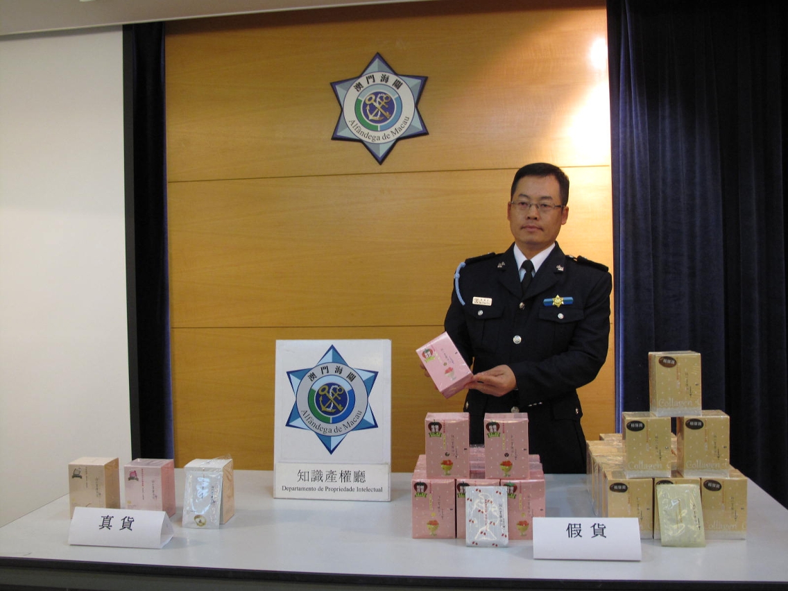 海關發言人在講述案件經過