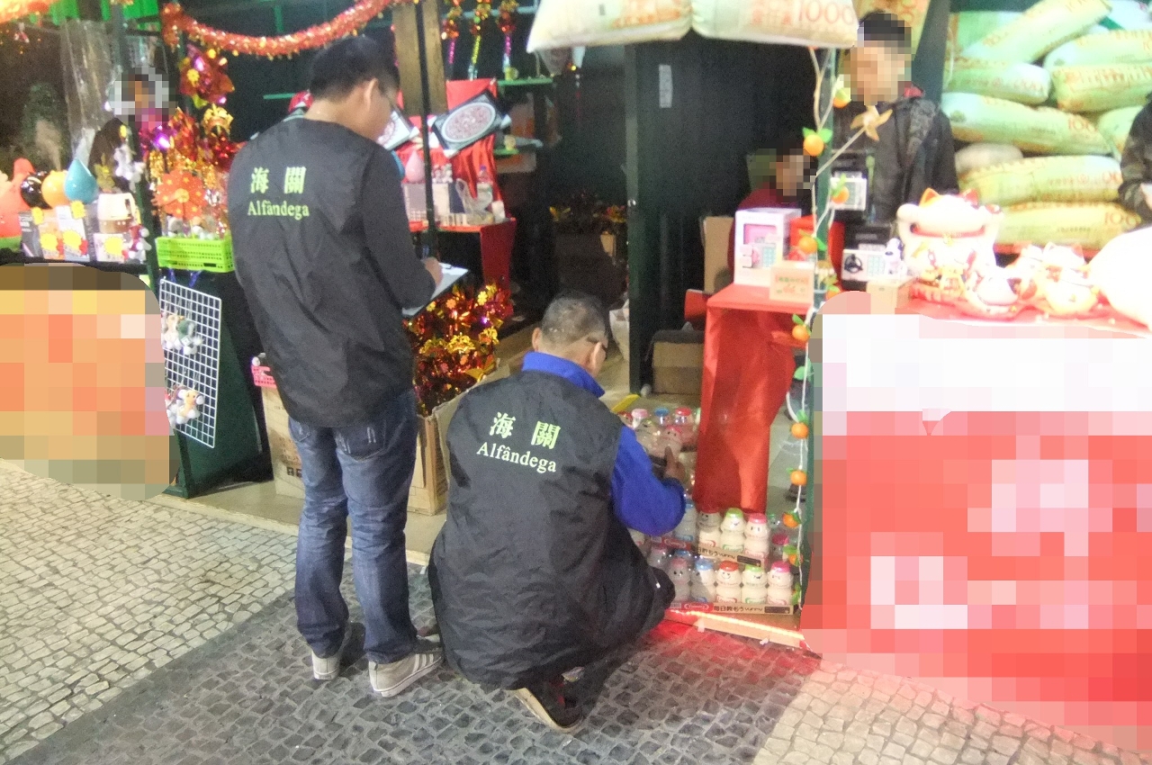澳門海關每逢年宵期間均加強巡查，積極打擊售賣冒牌貨活動