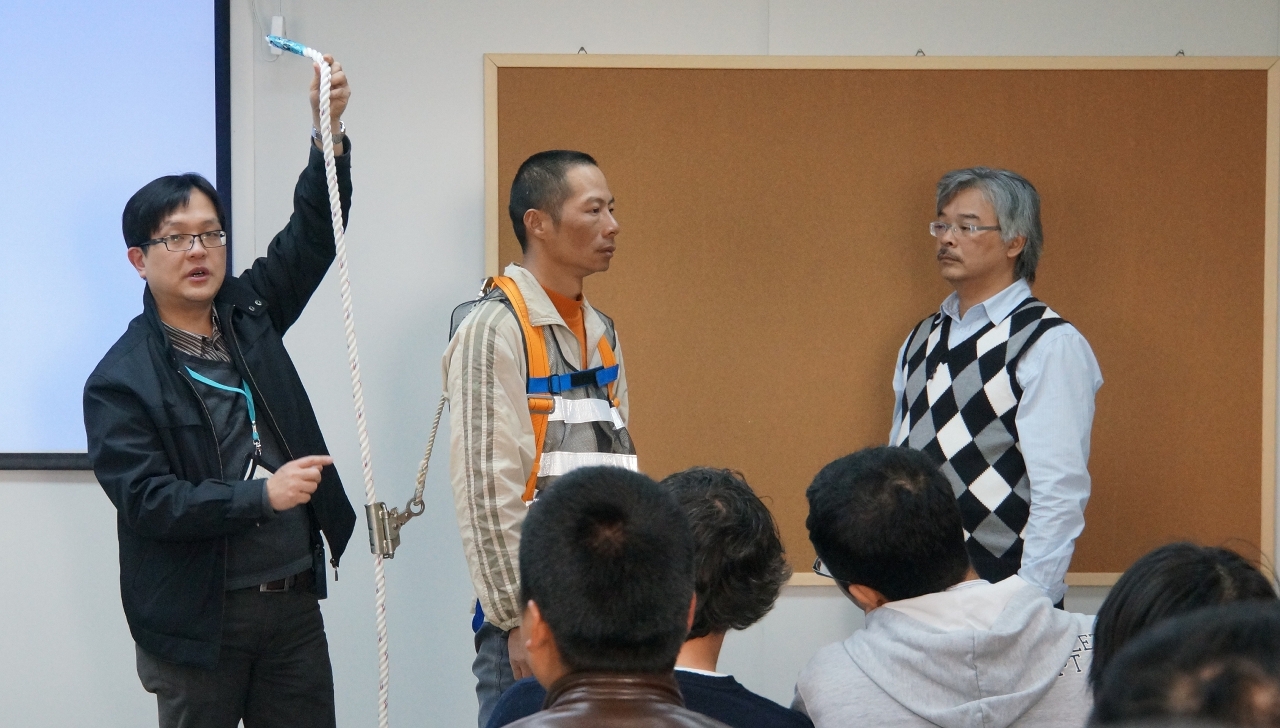 講者示範正確配帶安全帶的方式