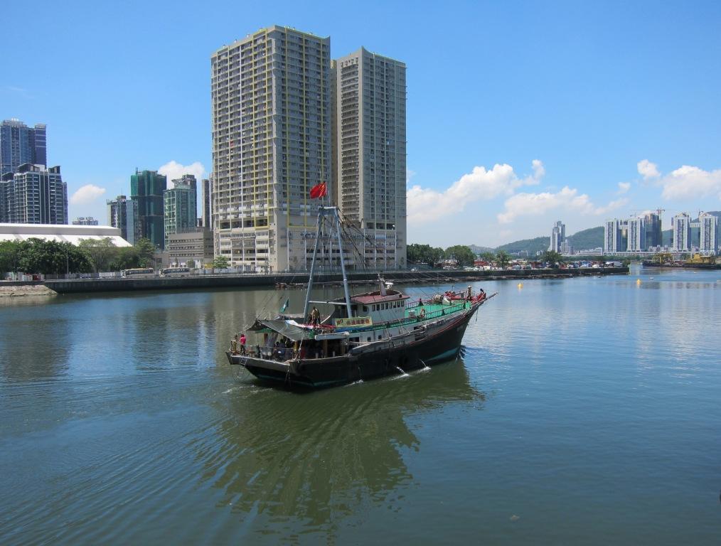 乘漁船出海遊覽內港一帶景色