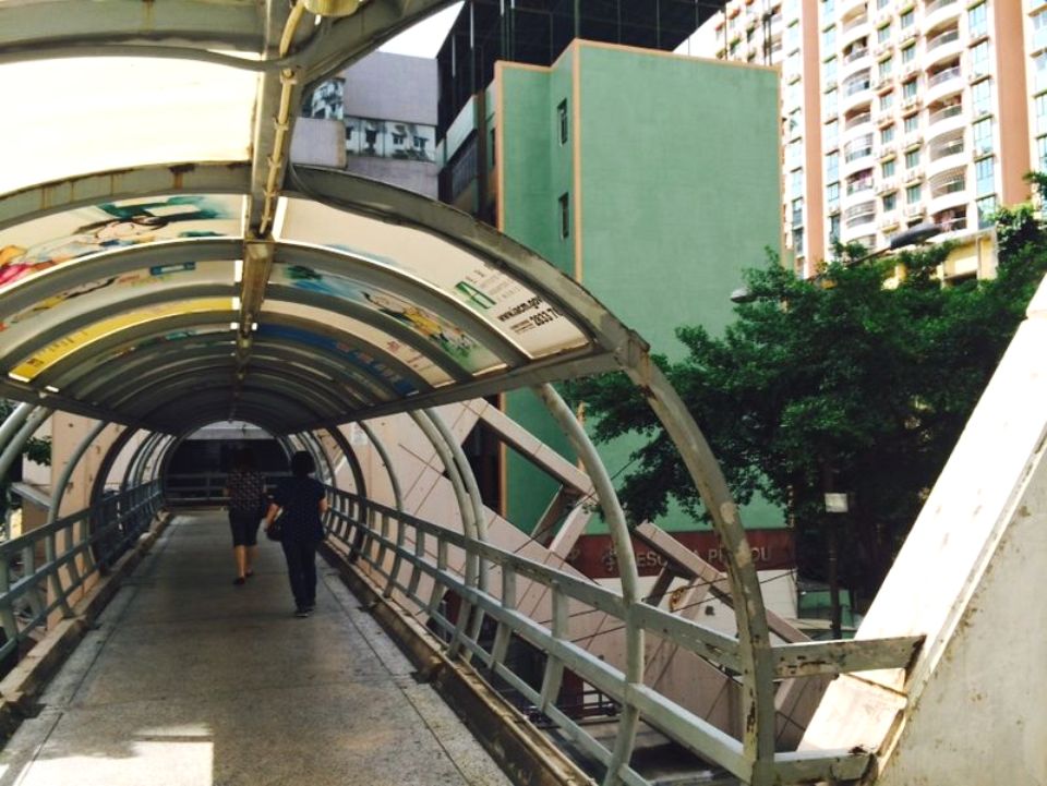 羅理基博士大馬路近山邊街行人天橋出現損壞