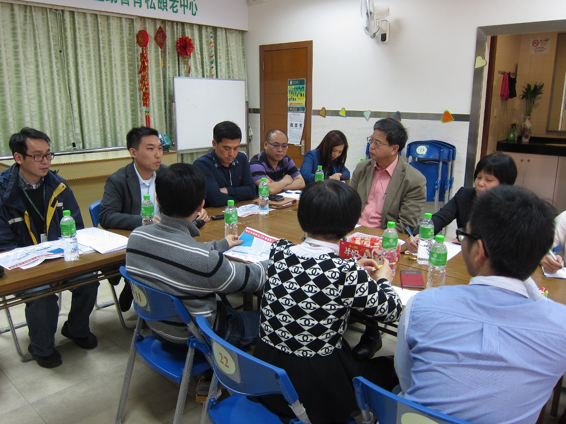 兩局人員向坊會介紹施工及臨時交通方案