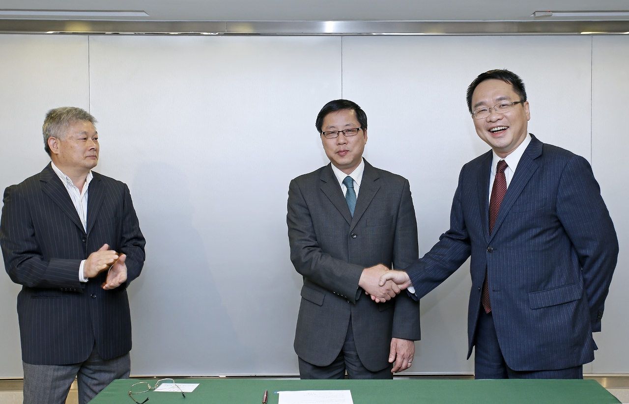 新聞局副局長黃樂宜就職，由局長陳致平主持儀式。