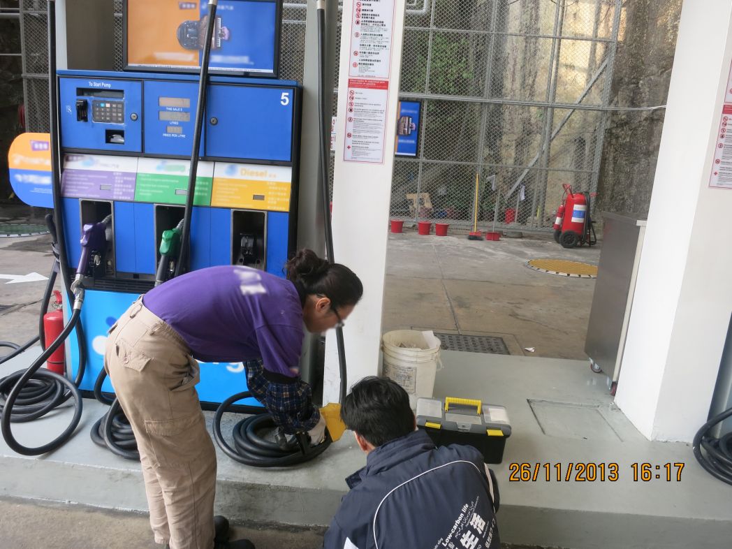 環保局人員抽取在本澳銷售的車用柴油，並送專業化驗室化驗。