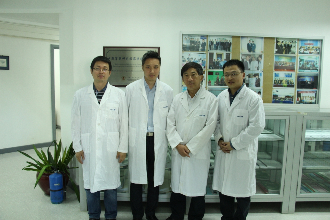 澳大中藥研究團隊屢創佳績（左起：蘇煥興博士、梁重恒副教授、王一濤教授、王春明博士）