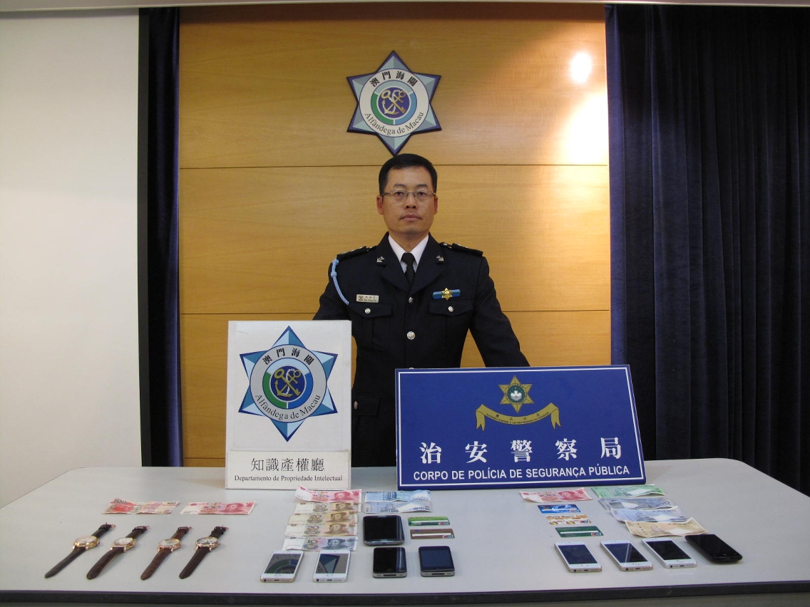 海關醒市民在街頭切勿貪圖少利，以免受騙。