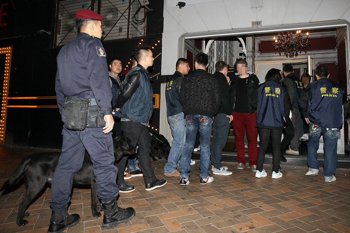 聯同警犬隊巡查夜間場所