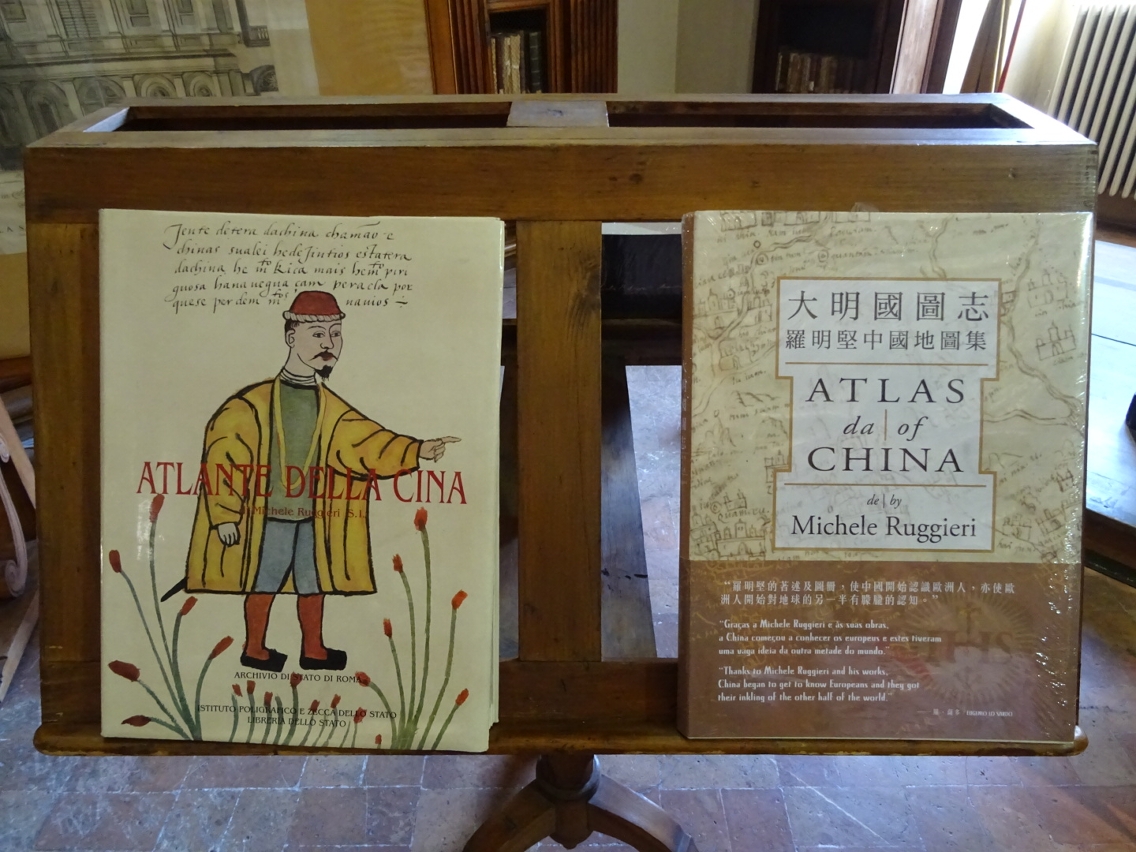 右為新書《大明國圖志——羅明堅中國地圖集》，左為意大利原文版本。