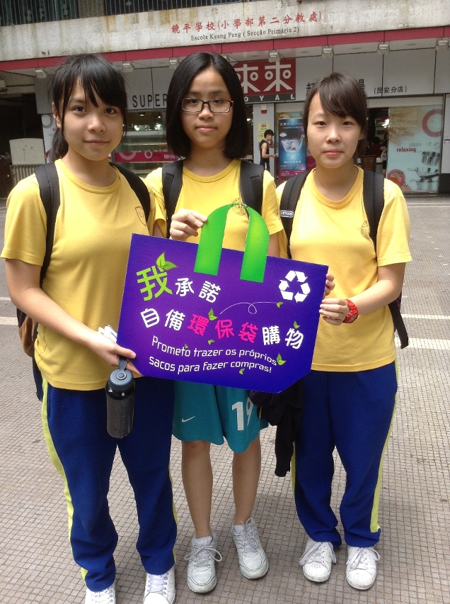 市民手持“減塑”宣傳標語拍照留念，以示加入“我撐減塑”之行列，表明“我撐減塑”的決心