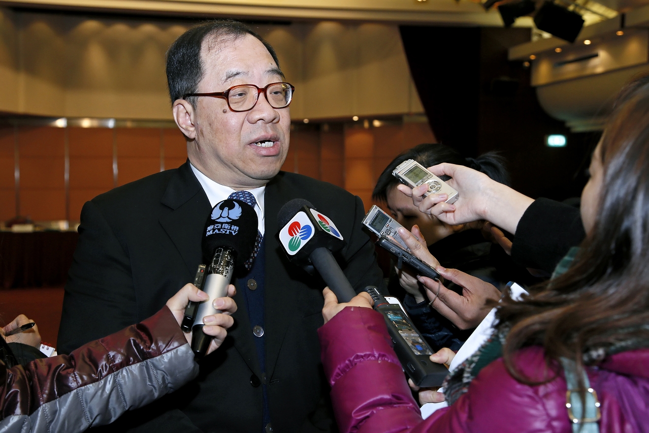經濟財政司司長譚伯源接受傳媒訪問
