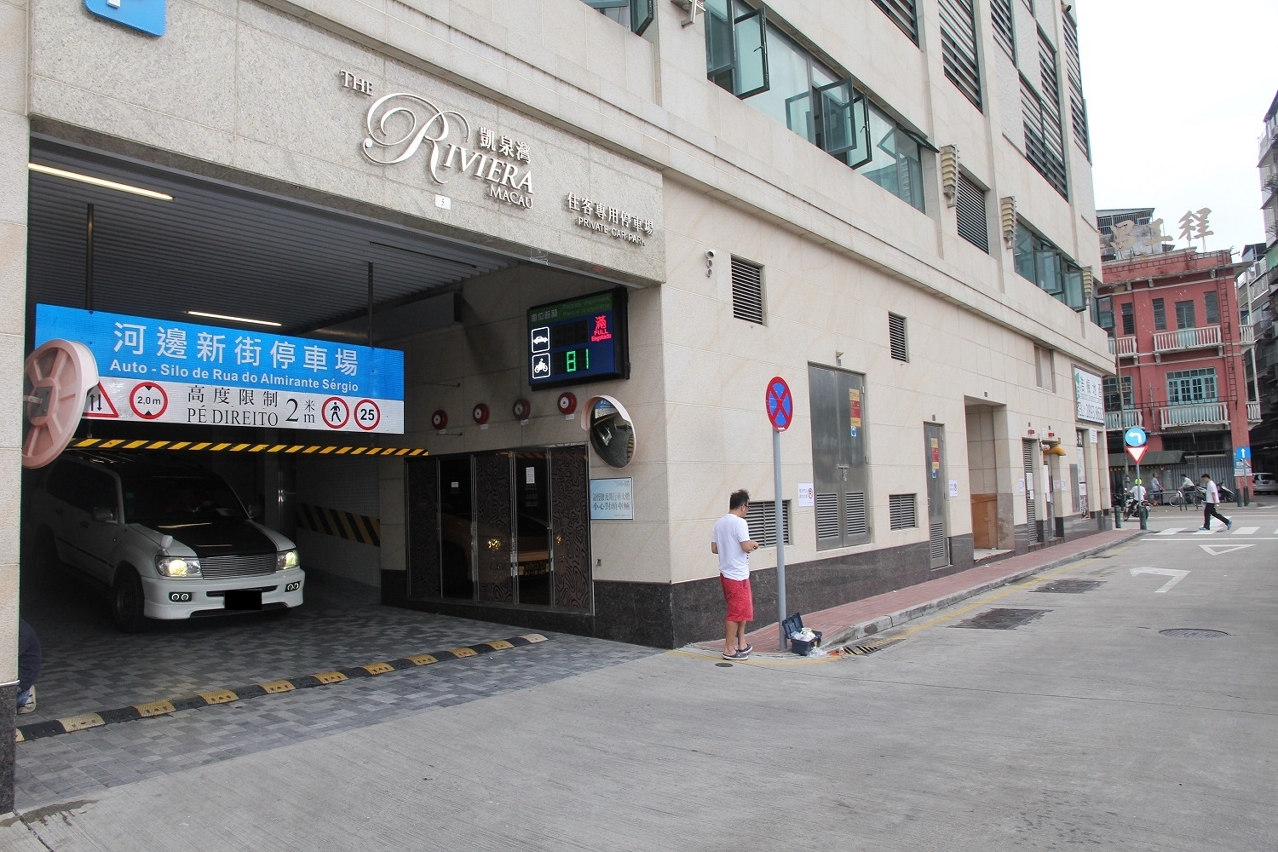 河邊新街停車場開展泊車誘導系統安裝工程