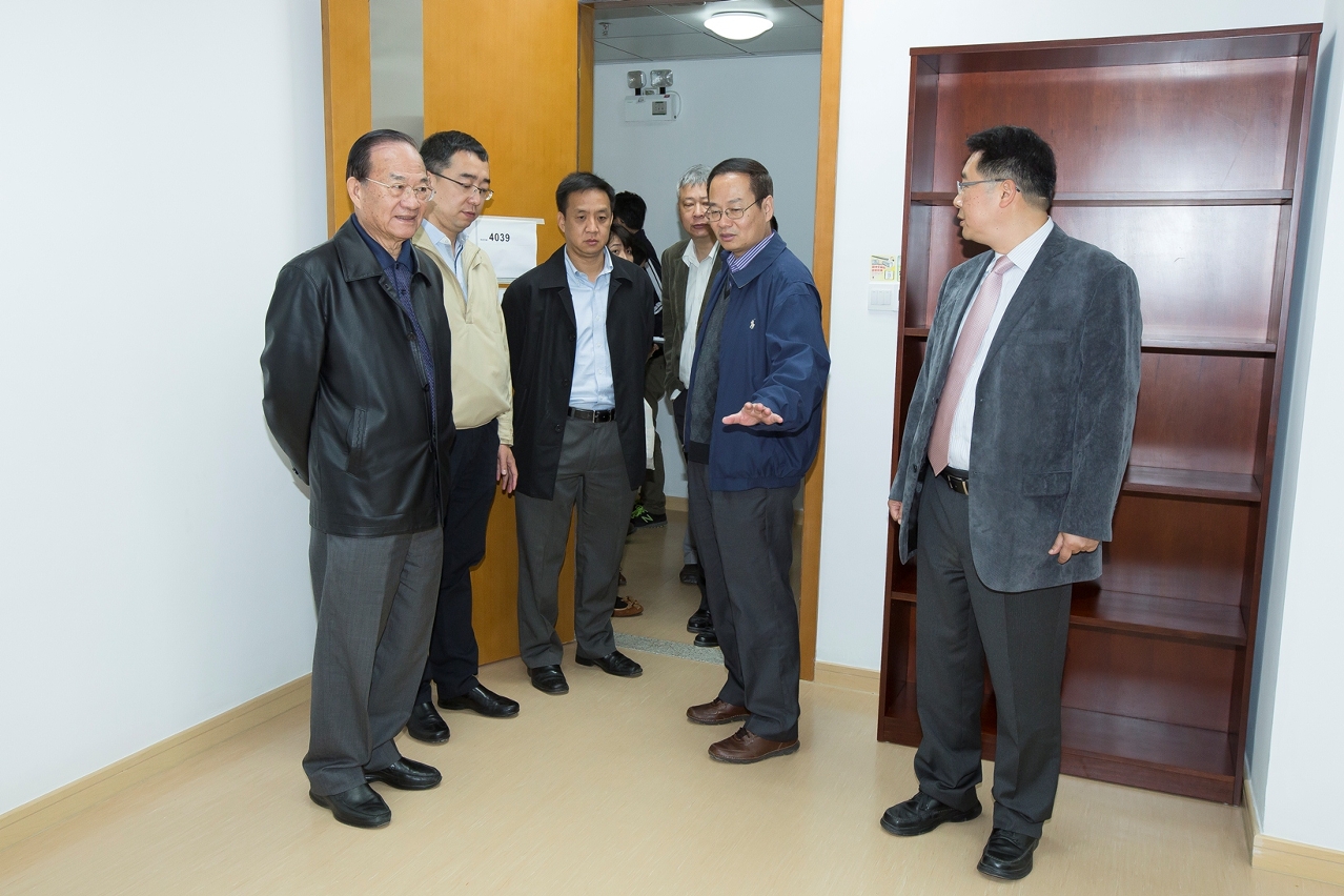 健康科學學院代院長葛偉(右二)向來賓介紹學院辦公室