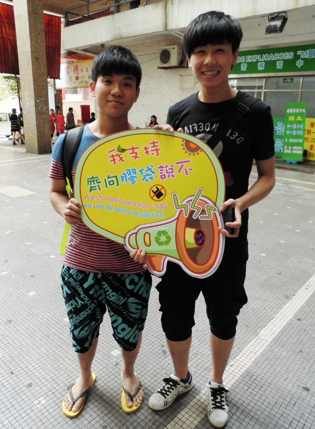 市民手持“減塑”宣傳標語拍照留念，以示加入“我撐減塑”之行列，表明“我撐減塑”的決心