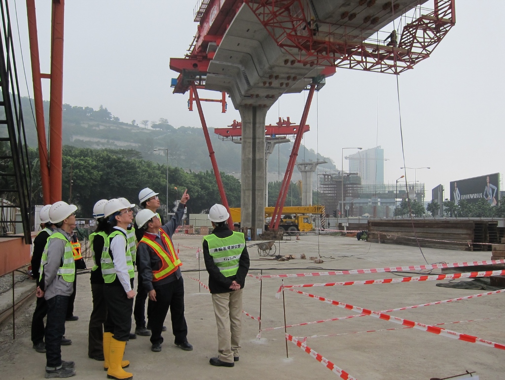 運建辦主任李鎮東視察輕軌首跨吊裝預製件情況