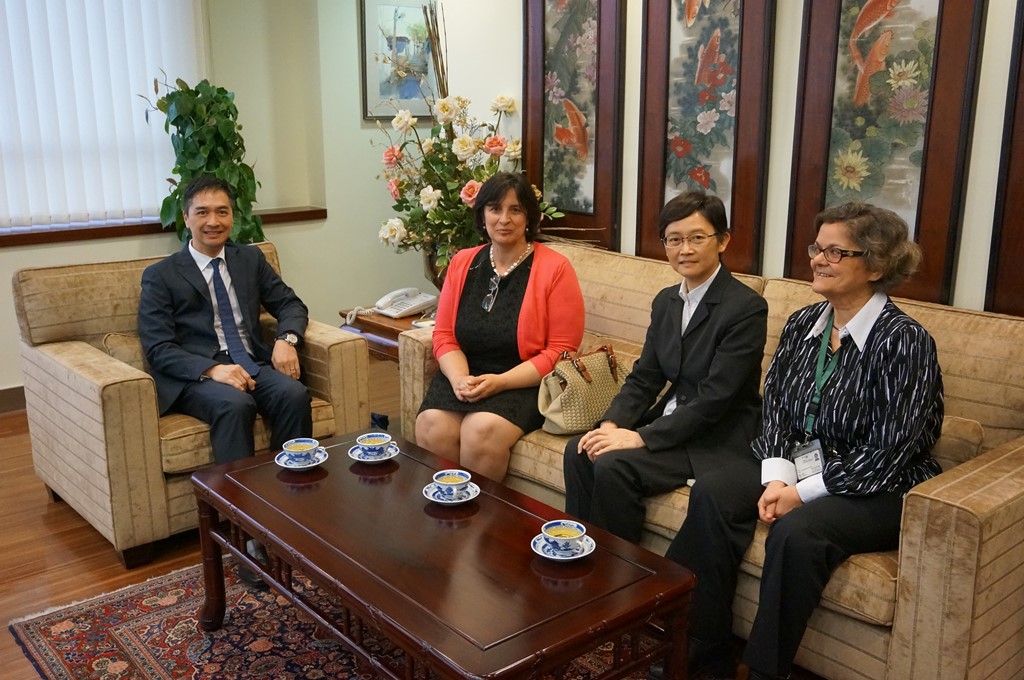 審計長何永安與來澳授課的葡萄牙審計法院審計協調員Maria da Luz Faria(左二)會面